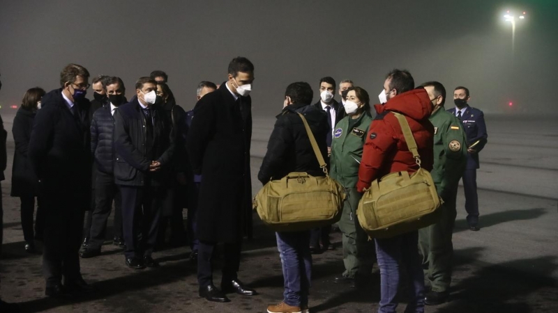 Pedro Sánchez recibe en Santiago a dos de los supervivientes del Villa de Pitanxo.