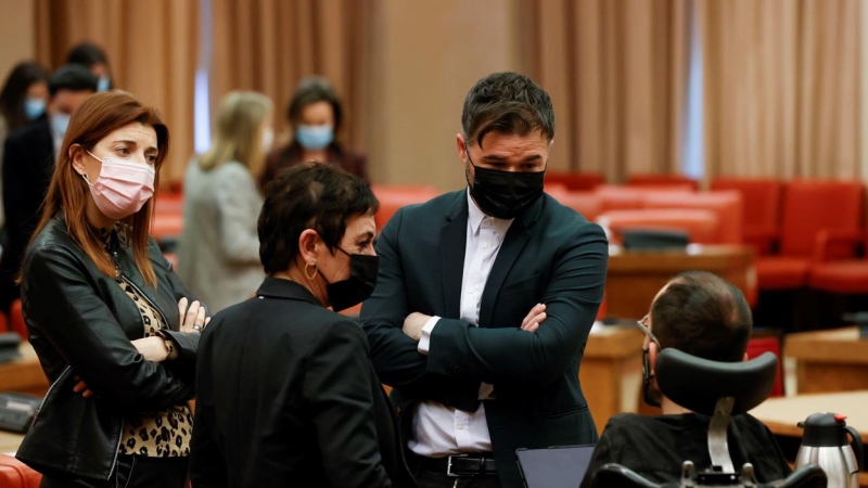 22/02/2022. El portavoz del grupo de Esquerra Republicana en el Congreso,Gabriel Rufián (d),dialoga con la portavoz de EH Bildu, Mertxe Aizpurua (2i) y con Pablo Echenique (2d), portavoz del Grupo Confederal UP- EC antes de la Junta de portavoces. EFE/Jua