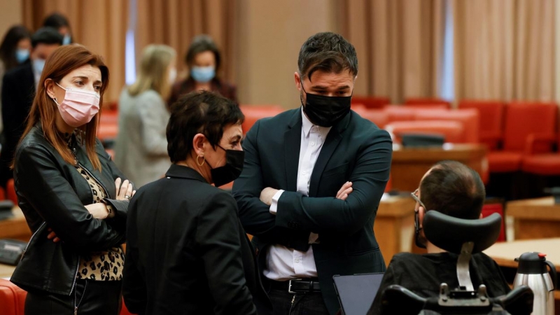 22/02/2022. El portavoz del grupo de Esquerra Republicana en el Congreso,Gabriel Rufián (d),dialoga con la portavoz de EH Bildu, Mertxe Aizpurua (2i) y con Pablo Echenique (2d), portavoz del Grupo Confederal UP- EC antes de la Junta de portavoces. EFE/Jua