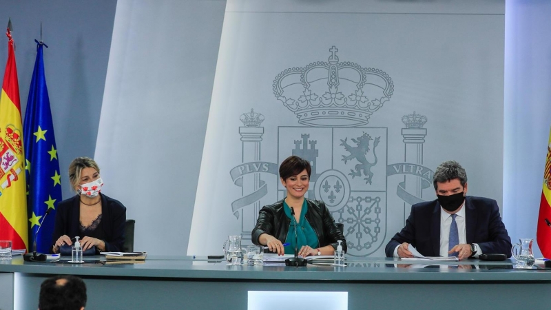 La vicepresidenta segunda del Gobierno y ministra de Trabajo, Yolanda Díaz (i); la ministra de Política Territorial y portavoz del Gobierno, Isabel Rodríguez García (c), y el ministro de Inclusión, Seguridad Social y Migraciones, José Luis Escrivá