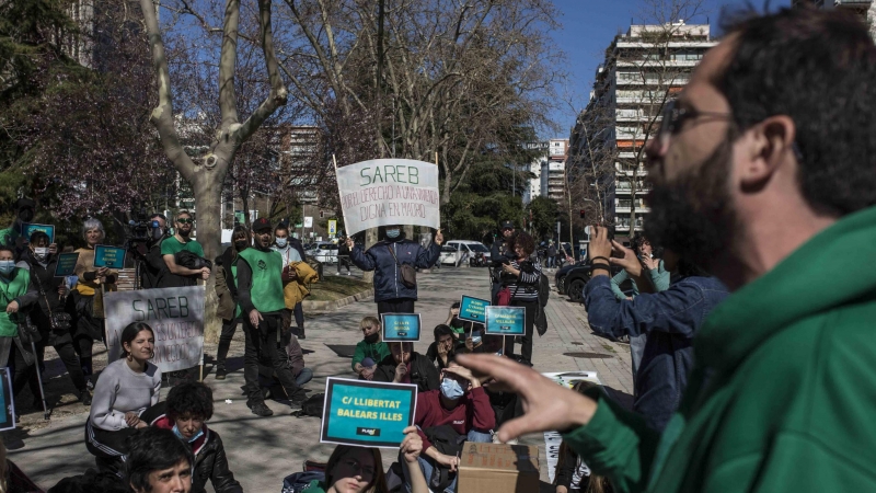 Afectados y activistas organizados en el Plan Sareb protestan frente al Ministerio de Economía, este martes en Madrid.