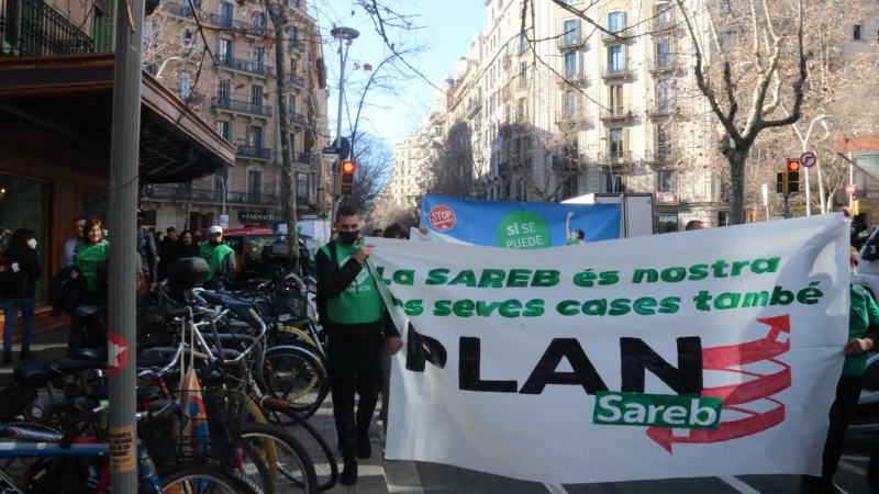22/02/2022 - La manifestació de la PAH d'aquest dimarts per reclamar al Govern espanyol que els pisos de la Sareb passin a ser públics.