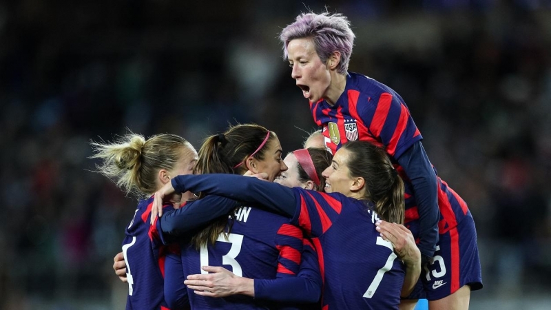 Las jugadoras de la selección femenina de fútbol de EEUU se abrazan tras marcar un gol en su enfrentamiento contra la selección de Corea del Sur, en el Estadio Allianz, en St Paul, Minnesota, el pasado octubre. David Berding/Getty Images/AFP