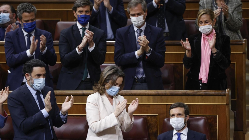 El líder del Partido Popular, Pablo Casado (d, delante), recibe los aplausos de varios diputados de su partido tras su intervención en la sesión de control al Gobierno, este miércoles, en el Congreso de los Diputado