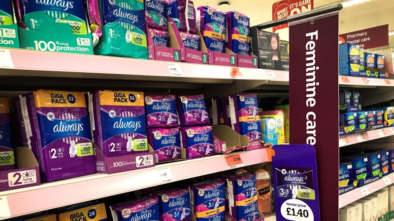 Imagen de archivo del estante de un supermercado en Glasgow con productos de higiene femenina.