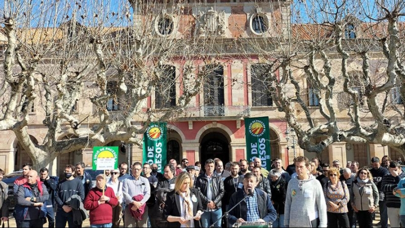 Raquel Serrat, Joan Caball i Ricard Huguet, a la roda de premsa, avui, davant del Parlament.