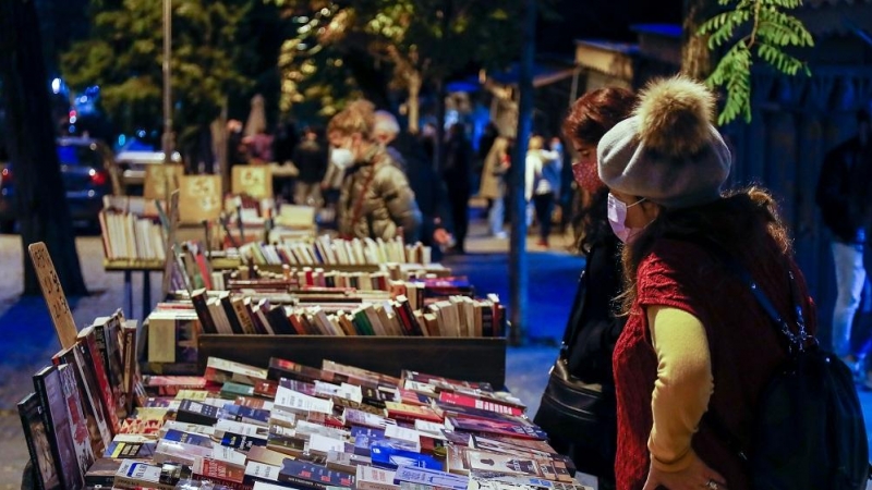 23/02/2022. Varias personas se acercan a los puestos de libros de la Cuesta de Moyano.