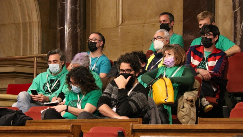 23/02/2022 - Activistes de la PAH seguint el debat sobre la llei antidesnonaments al Parlament.