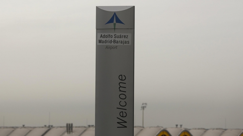 El logo del operador aeroportuario Aena en una señal de bienvenida en el Aeropuerto Adolfo Suarez Madrid Barajas. REUTERS/Sergio Perez.