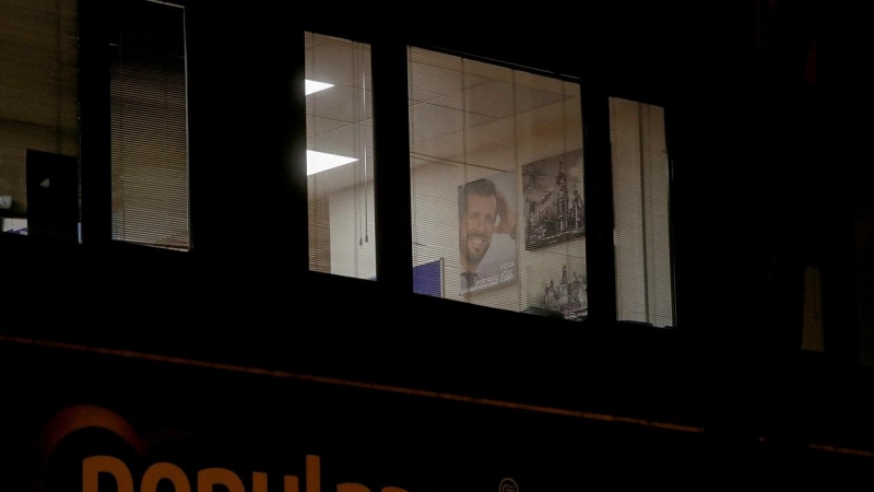 Un cartel con la imagen de Pablo Casado en uno de los despachos de la sede del PP en la madrileña calle de Génova, durante la larga reunió del todavía presidente del partido con los diritentes regionales y provinciales.  REUTERS/Jon Nazca