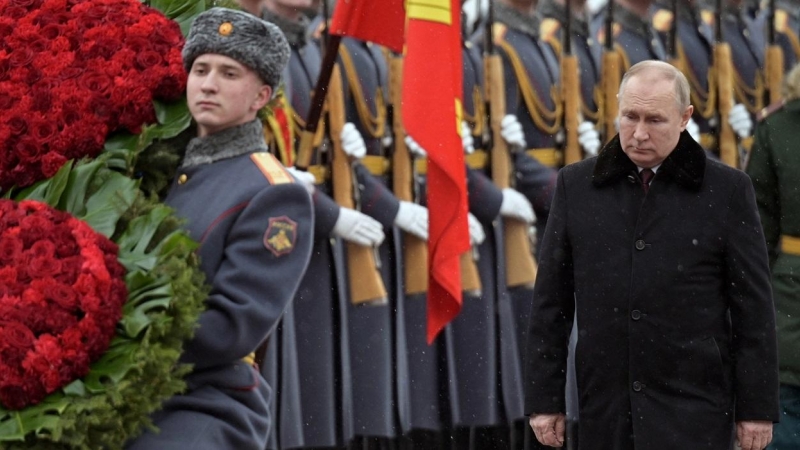 El presidente ruso Putin asiste a la ceremonia de colocación de una ofrenda floral  en la Tumba del Soldado Desconocido, en el Muro del Kremlin, en Moscú, en el día del Defensor de la Patria. Sputnik/Aleksey Nikolskyi/Kremlin/REUTERS