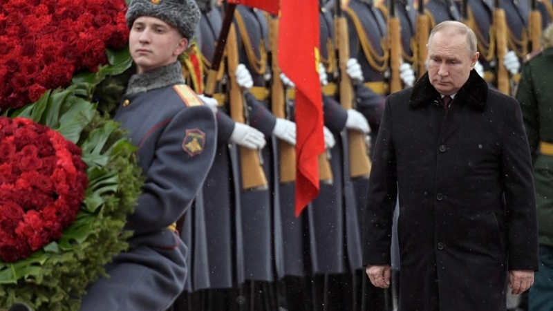 El presidente ruso Putin asiste a la ceremonia de colocación de una ofrenda floral  en la Tumba del Soldado Desconocido, en el Muro del Kremlin, en Moscú, en el día del Defensor de la Patria. Sputnik/Aleksey Nikolskyi/Kremlin/REUTERS