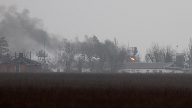 Fuego y humo en una instalación militar ucraniana, en la ciudad de Mariupol, tras el anuncio de Vlaidimir Putin de iniciar una operación militar.