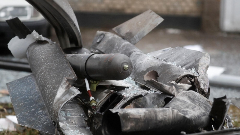 Una vista muestra los restos de un misil que aterrizó en una calle de Kiev.