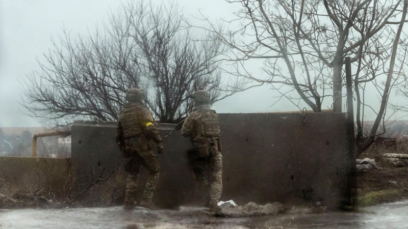 Los miembros del servicio de las fuerzas armadas ucranianas toman posición después de que el presidente Vladimir Putin de Rusia autorizó una operación militar en el este de Ucrania, en Mariupol.