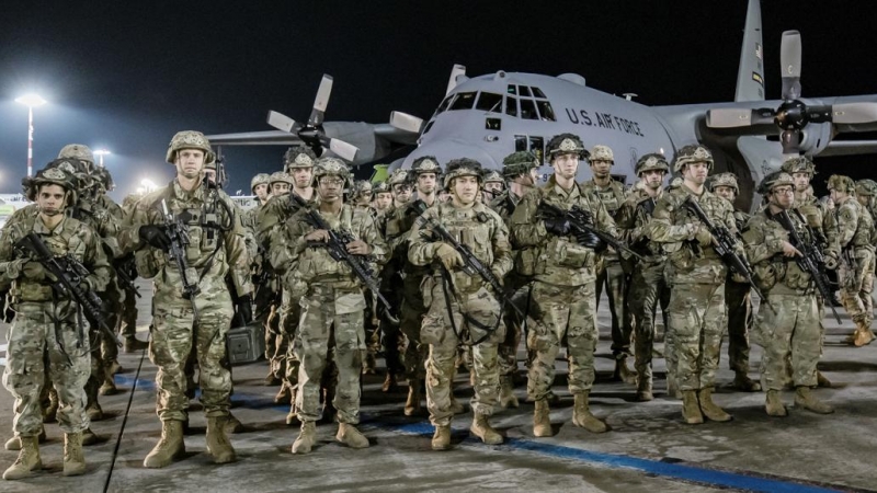 Una fotografía facilitada por el Ministerio de Defensa de Letonia muestra a los primeros 40 soldados de la 173.ª Brigada Aerotransportada del Ejército de EE. UU. tras descender de un avión militar en Letonia, el 24 de febrero de 2022.