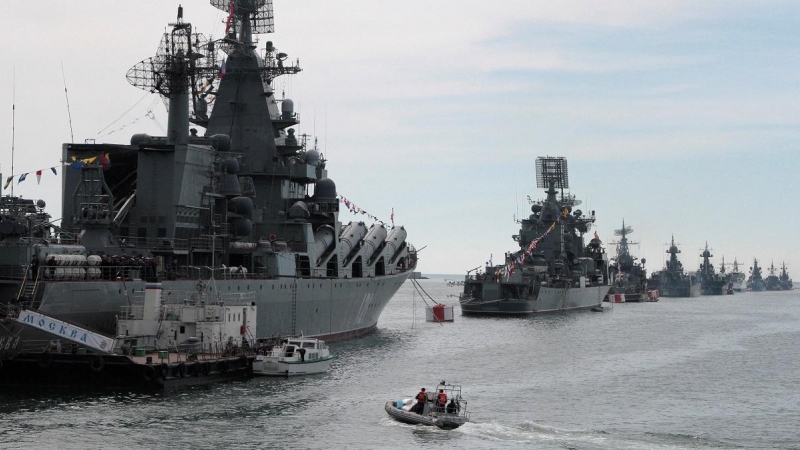 Buques de la Armada de Rusia están anclados en una bahía del puerto de Sebastopol, en el Mar Negro .