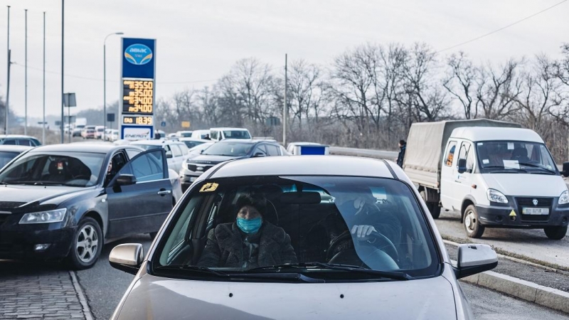 Vehículos en Kramatorsk, situado en el óblast de Donetsk, al oriente de Ucrania, acuden a una gasolinera, en Kramatorsk.