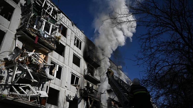 Los bomberos apagan un incendio en un edificio en la ciudad de Chuguiv, en el este de Ucrania, causado por los bombardeos rusos de este 24 de febrero.