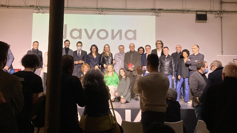 Els editors i alguns dels assistents a l'acte de presentació de la nova etapa de Navona, entre els quals el conseller d'Empresa, Roger Torrent.