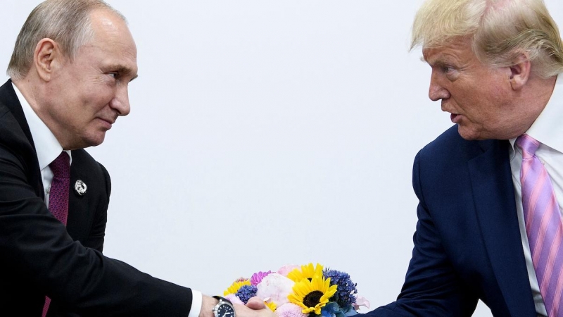 En esta foto de archivo tomada el 28 de junio de 2019, el presidente de los Estados Unidos, Donald Trump, asiste a una reunión con el presidente de Rusia, Vladimir Putin, durante la cumbre del G20 en Osaka.