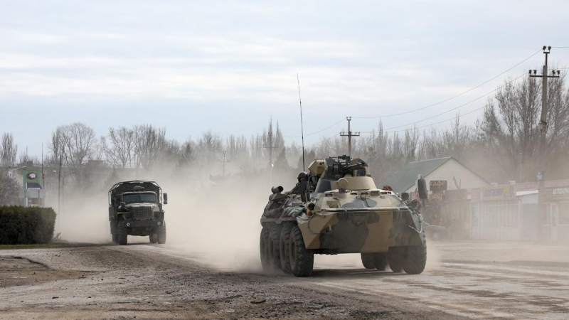 Vehículos militares circulan por una calle de la ciudad de Armyansk, Crimea, después de que el presidente ruso, Vladimir Putin, autorizara una operación militar en el este de Ucrania.