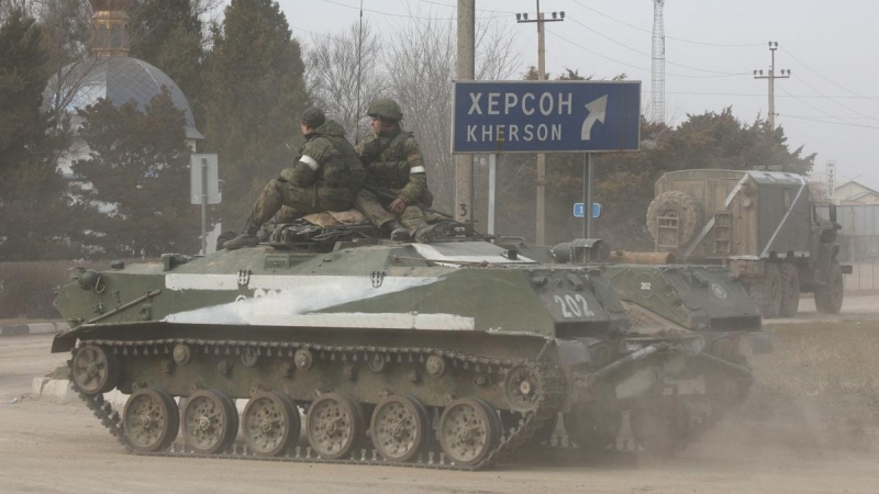 Un tanque con una 'z' en una calle de Armyansk (Crímea).