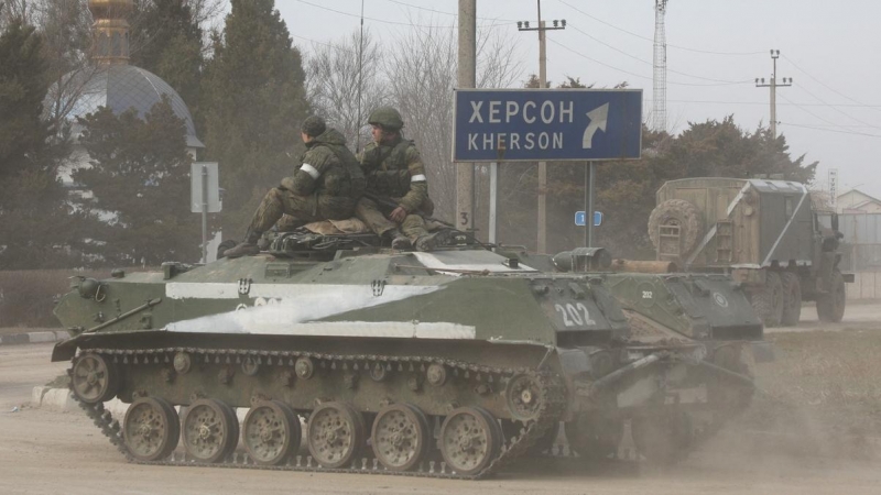 Un tanque con una 'z' en una calle de Armyansk (Crímea).