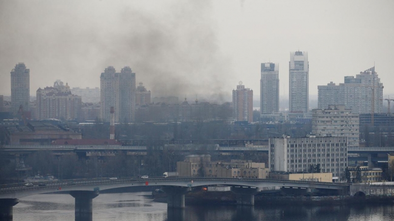 Columnas de humo cerca del Ministerio de Defensa de Ucrania, en Kiev, después de que el presidente ruso, Vladimir Putin, lanzara una operación militar contra el país este jueves.