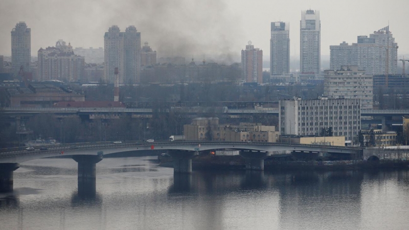Columnas de humo cerca del Ministerio de Defensa de Ucrania, en Kiev, después de que el presidente ruso, Vladimir Putin, lanzara una operación militar contra el país este jueves.