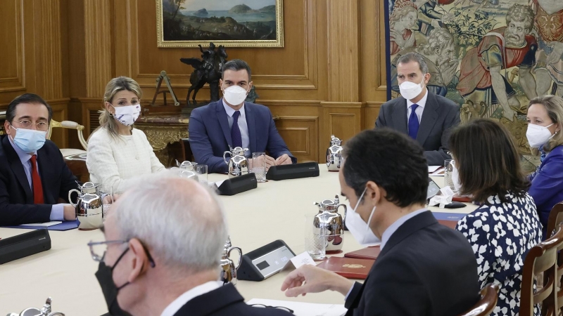 El rey Felipe VI, junto al presidente del Gobierno, Pedro Sánchez, y otros integrantes del Gobierno en el Consejo de Seguridad Nacional celebrado esta mañana.