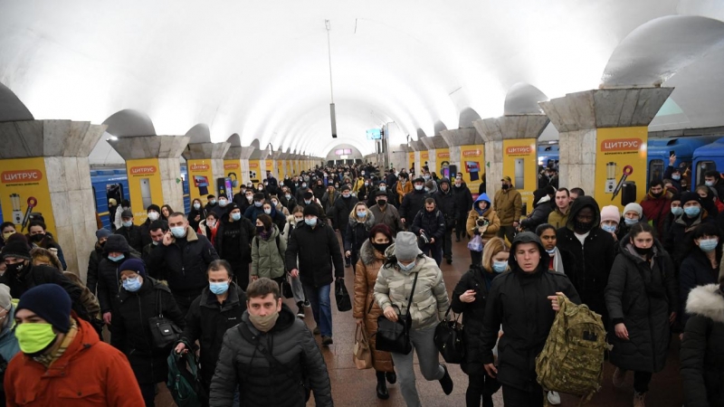 Cientos de personas se refugian de los bombardeos en el metro de Kiev este jueves, tras el inicio de la operación militar rusa contra Ucrania.