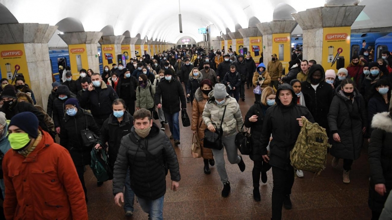 Cientos de personas se refugian de los bombardeos en el metro de Kiev este jueves, tras el inicio de la operación militar rusa contra Ucrania.