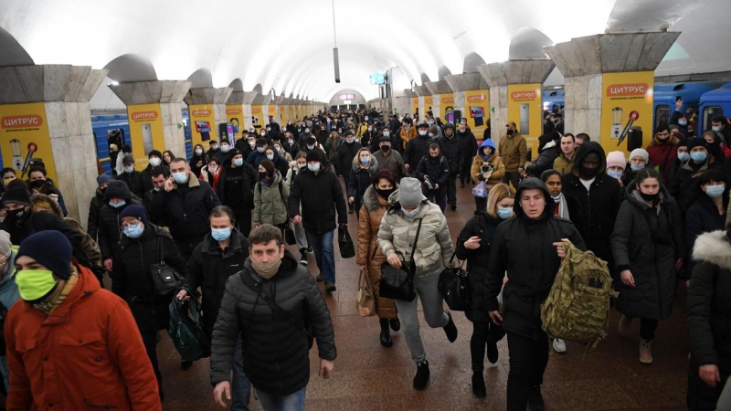 Cientos de personas se refugian de los bombardeos en el metro de Kiev este jueves, tras el inicio de la operación militar rusa contra Ucrania.