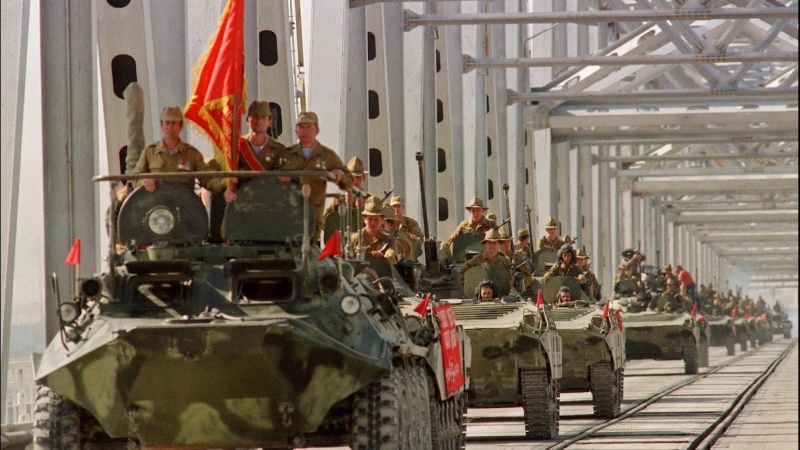 Un convoy de vehículos blindados del ejército soviético cruza un puente en Termez, el 21 de mayo de 1988 en la frontera entre la Unión Soviética y Afganistán.