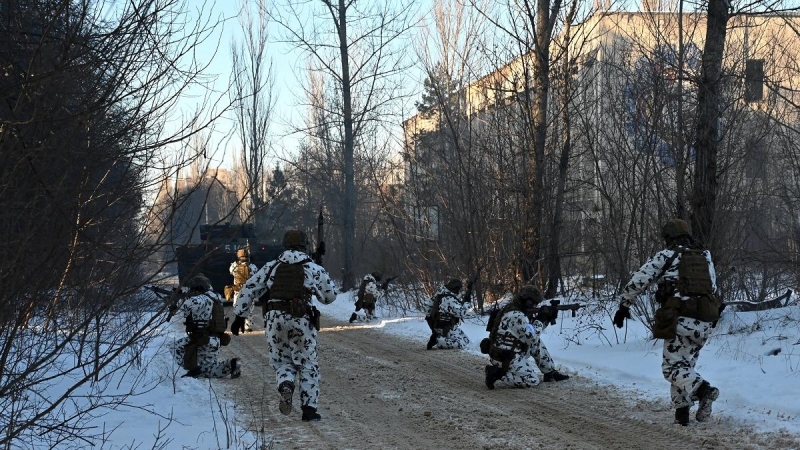 4/02/2022 Soldados forman parte de ejercicios de entrenamiento tácticos del Ministerio del Interior de Ucrania en la ciudad fantasma de Pripyat, cerca de la central nuclear de Chernobyl, el 4 de febrero de 2022