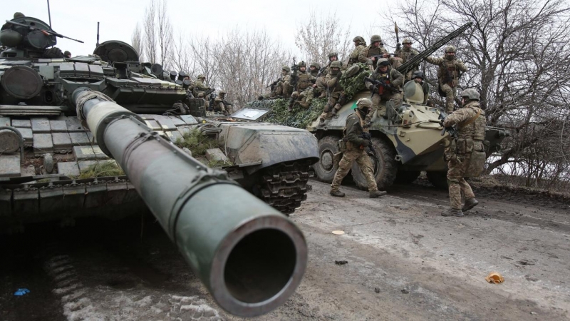 Militares ucranianos se preparan para rechazar un ataque en la región ucraniana de Lugansk este jueves.