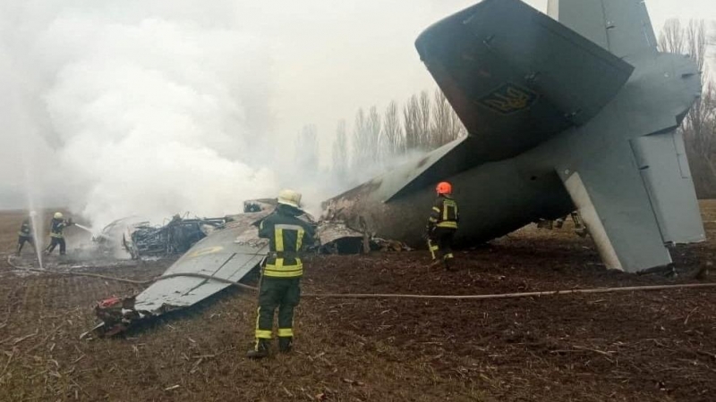En la fotografía, personal de emergencias trabaja para extinguir el fuego en el avión siniestrado.