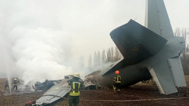 Un avión militar ucraniano se estrelló este jueves en los alrededores de Kiev. Al menos cinco personas han muerto en el siniestro, confirman las autoridades ucranianas, sin que por el momento se hayan esclarecido las causas del suceso.