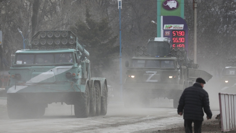 Vehículos militares del ejército ruso circulan por una calle de Armyansk