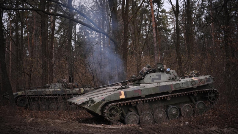 Un vehículo de combate de infantería ucraniano BMP-2 haciendo guardia en las afueras de Kiev. El ejército de Ucrania dice que la batalla está en marcha por la base aérea cerca de Kiev este jueves.