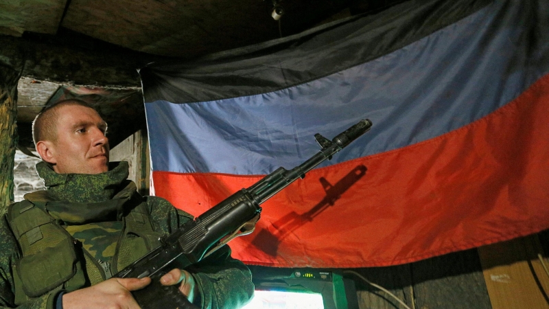 Un militante de la autoproclamada República Popular de Donetsk sostiene un arma en posiciones de primera línea al sur de Donetsk