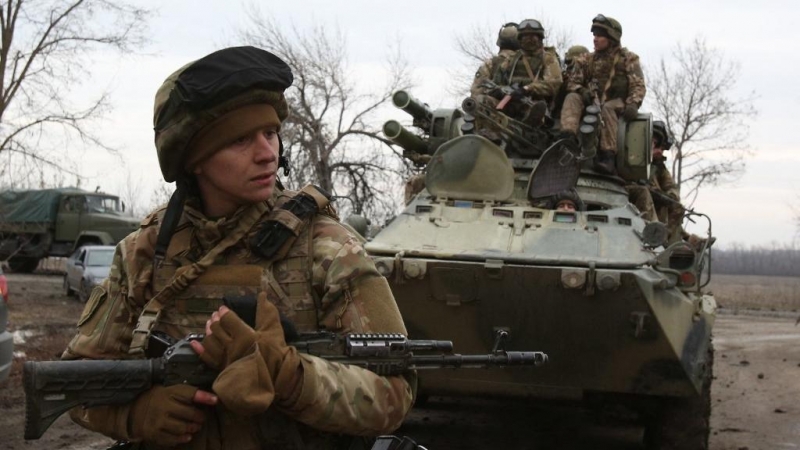 Militares ucranianos se preparan para repeler un ataque en la región ucraniana de Lugansk.