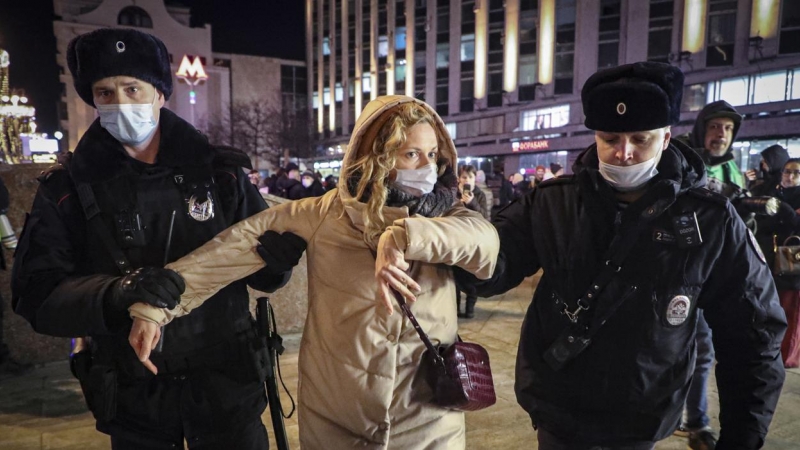 Manifestante en Moscú