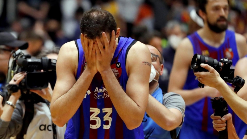 El jugador del Barça Nikola Mirotic celebra la consecución del título de la Copa del Rey tras su victoria ante el Real Madrid en la final del torneo que tiene lugar este domingo en el Palacio de los Deportes de Granada