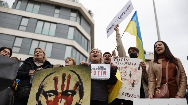 24/02/2022 Protesta a las puertas de la embajada de Rusia en España