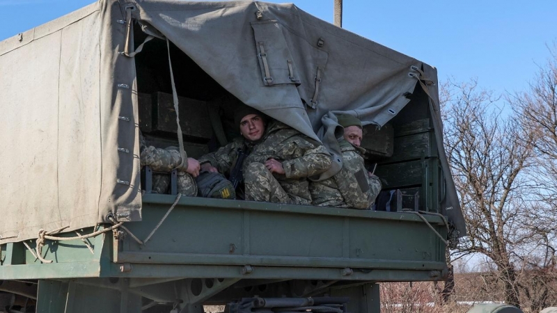 Soldados del Ejército ucraniano en un camión militar, en la región de Kharkiv, al este de Ucrania. REUTERS/Antonio Bronic