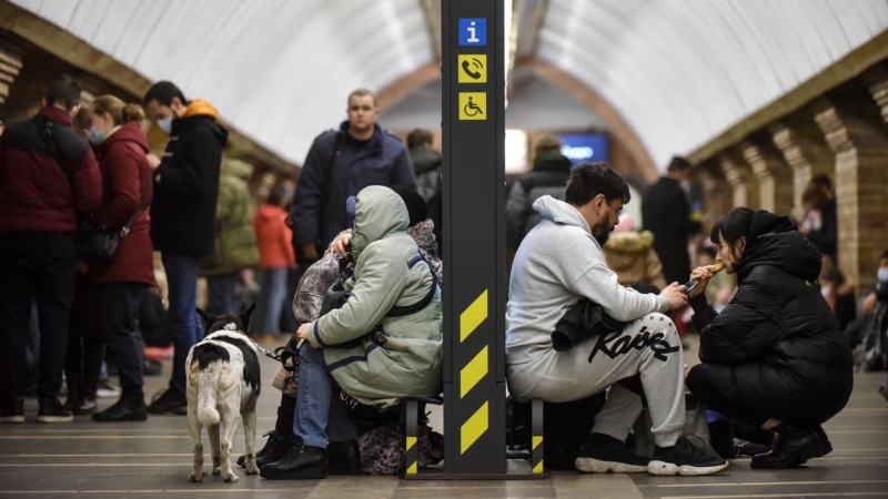Ciudadanos ucranianos se refugian en la estación de metro de Kiev, tras la alarma de las sirenas antiaéreas por los bombardeos de Rusia. EFE/STRINGER