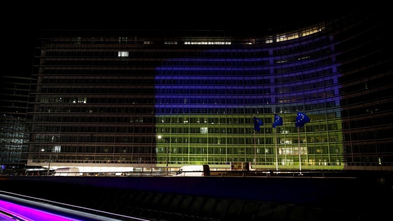 El edificio de la Comisión Europea en Bruselas, iluminado con los colores de la bandera de Ucrania. REUTERS/Johanna Geron