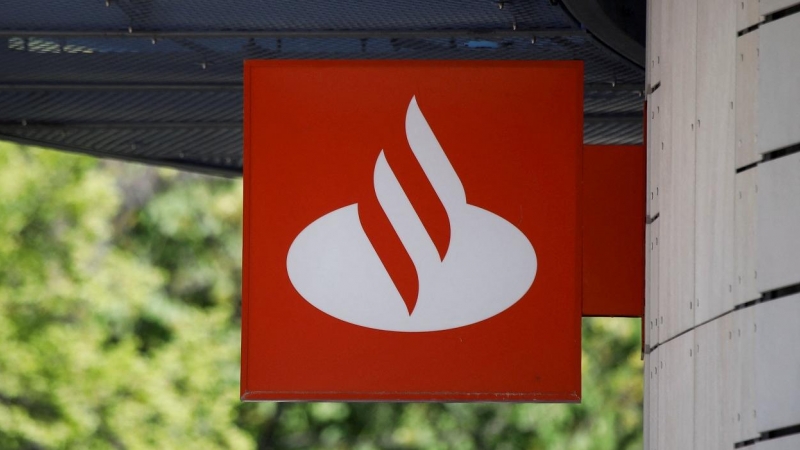 El logo del Banco Santander en el exterio de una de sus sucursales en Varsovia (Polonia). REUTERS/Kacper Pempel